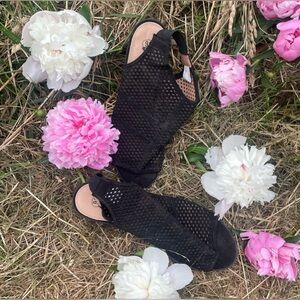 Women’s size 11, route 66 sandals